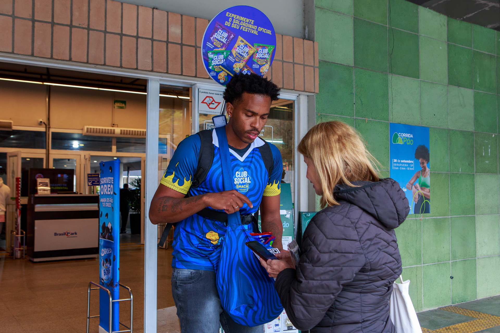 Ação realizada pela rádio Mix de distruição de brinde Clube Social, durante o TheTown 2025