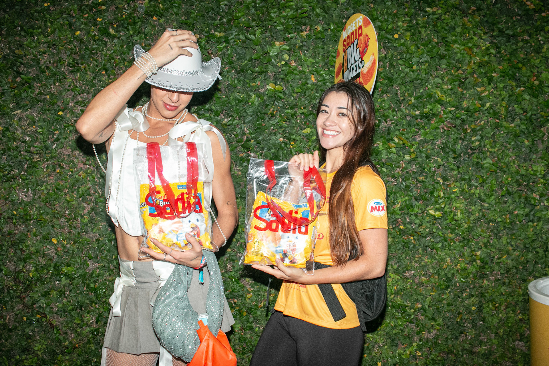 Entrega de brinde Sadia na saída do festival Lollapalooza, promoção Rádio Mix