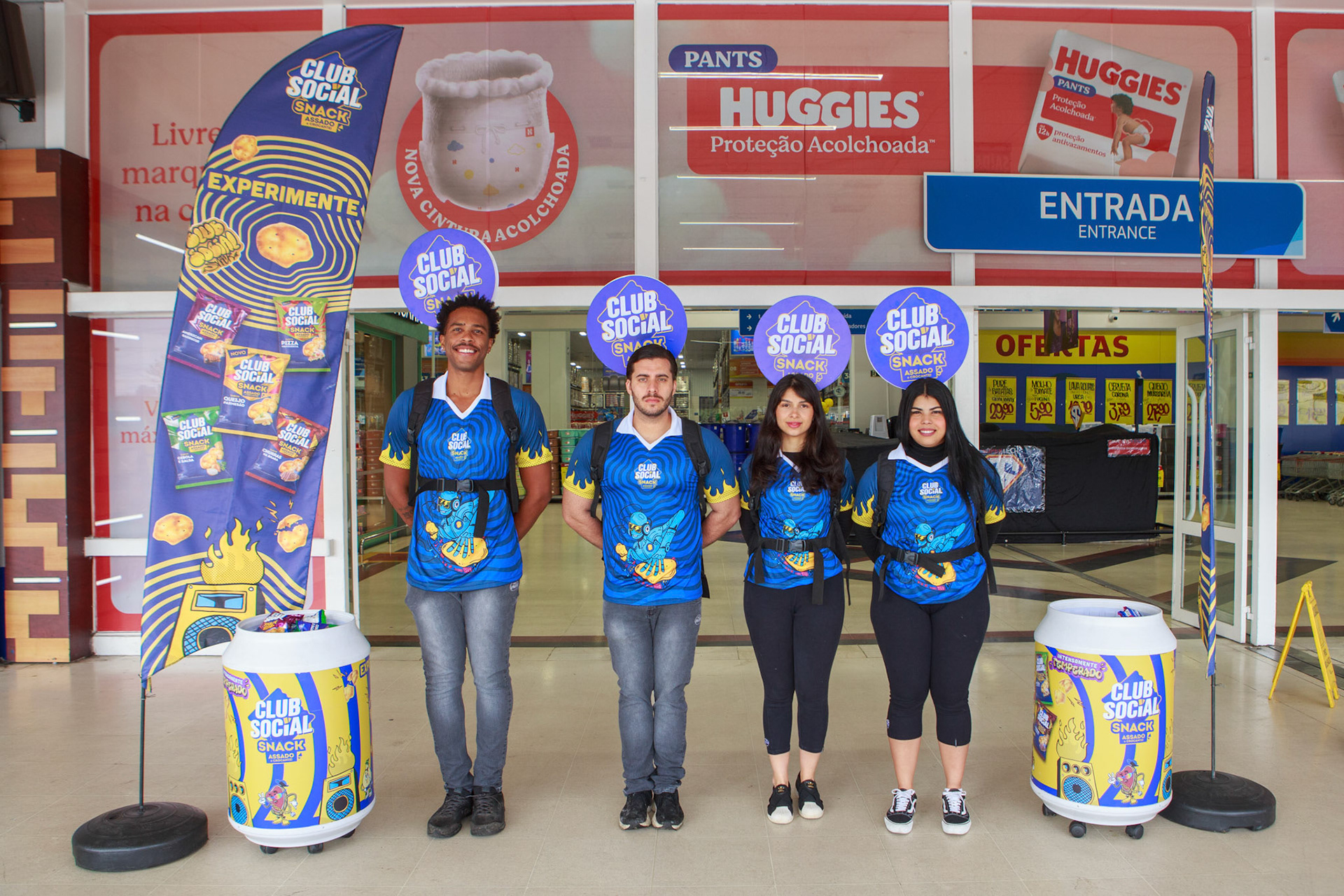 Ação realizada pela rádio Mix de distruição de brinde Clube Social, durante o The Town 2025