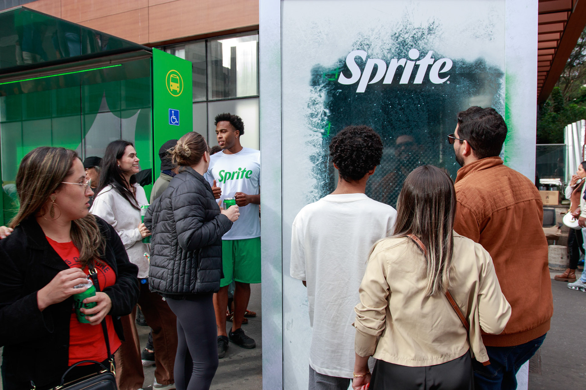 Ação de sampling  e ativação "o Grito" de Sprite na Av. Paulista 1354