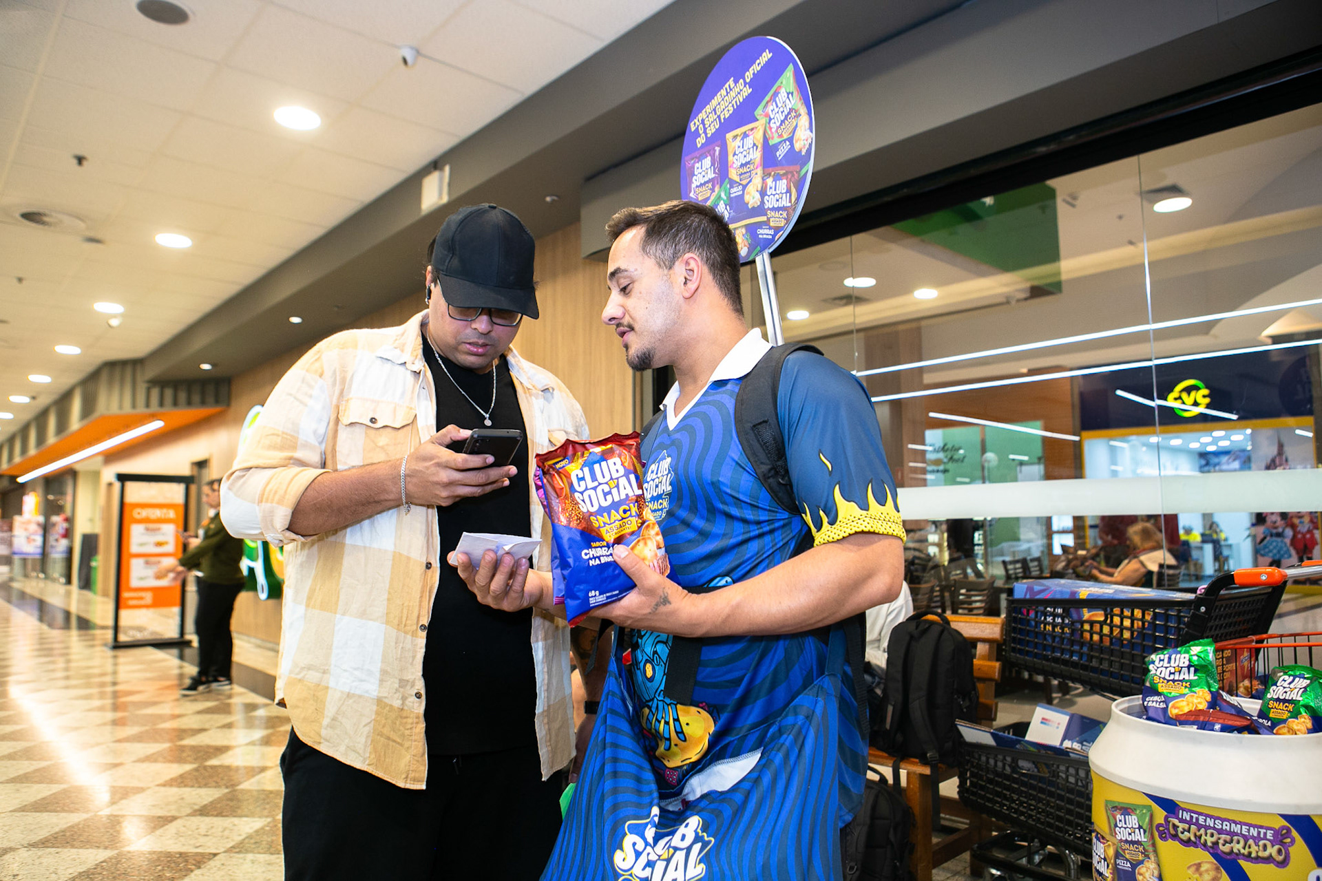 Ação Clube Social no supermercado Sonda Alto da Boa Vista, durante o perido do festival The Town 2025. Produção Rádio Mix