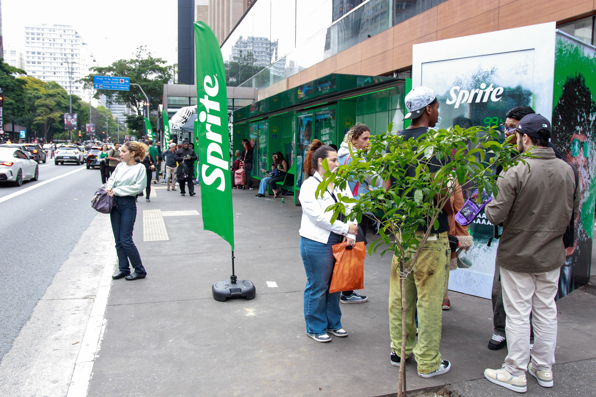 Ação de sampling  e ativação "o Grito" de Sprite na Av. Paulista 1354