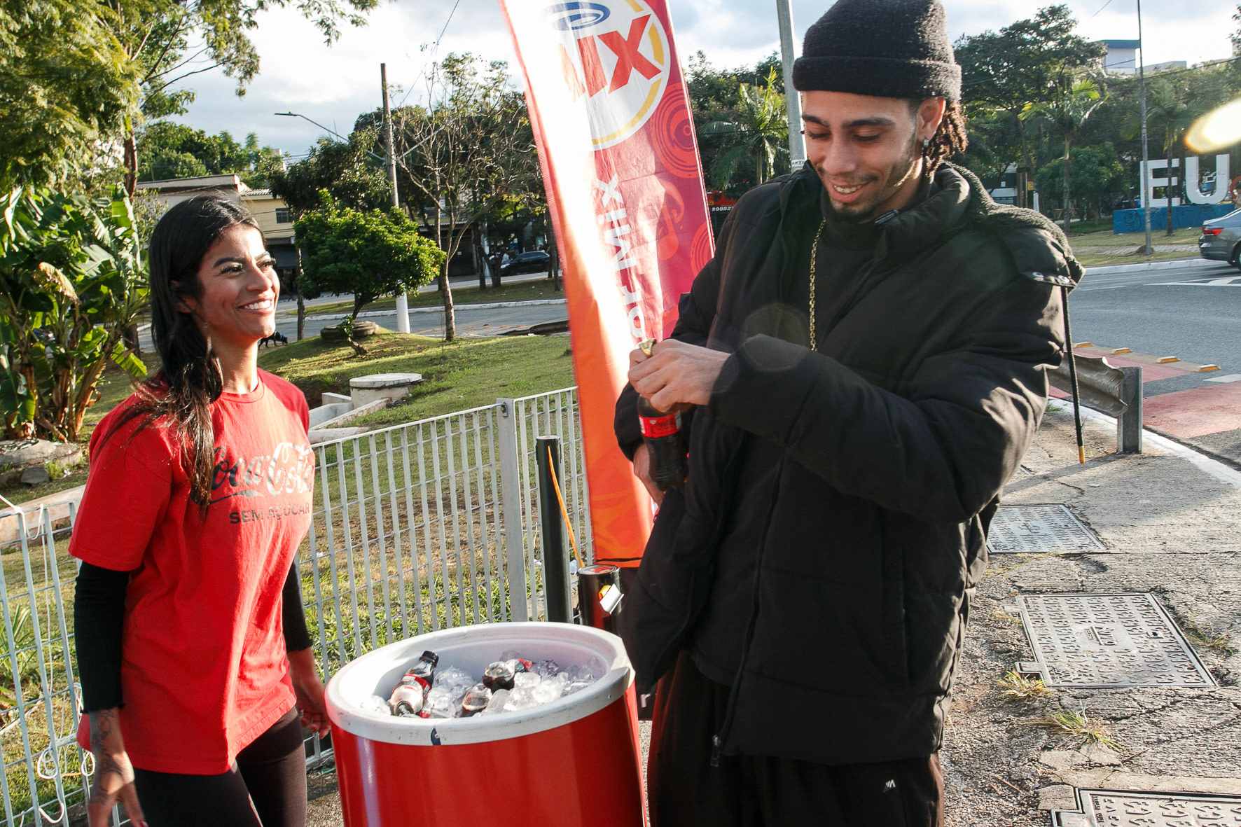 Distribuição gratuita dos produtos Coca-Cola Zero e Power Ade, entre a estação Arthur Alvim e o estadio Neo Quimica Arena, antes do jogo Corinthians e Racing, jogo valido pela Copa Sul-Americana 2024, realização da ação R[adio Mix
