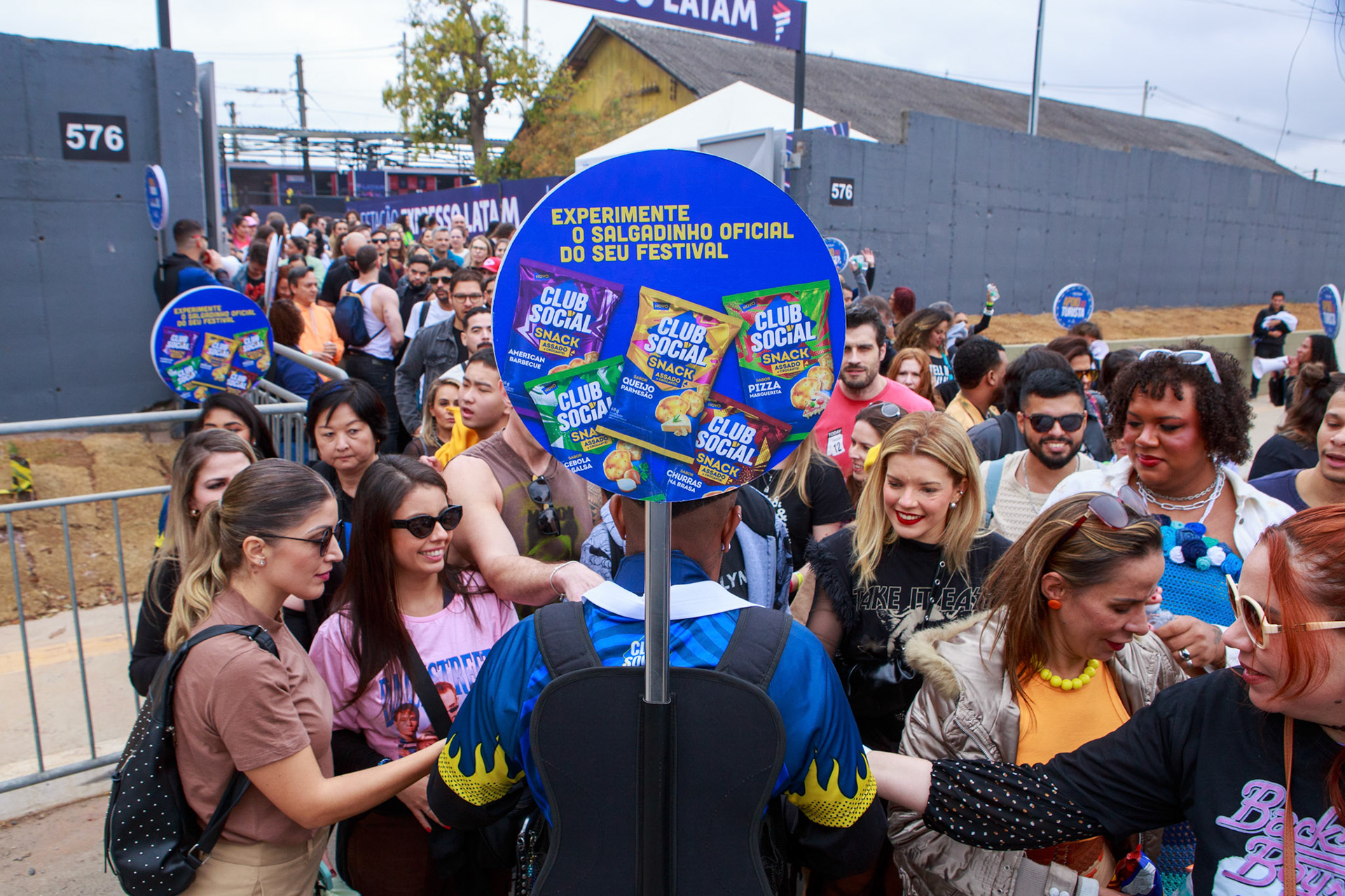 Ação realizada pela rádio Mix de distruição de brinde Clube Social, durante o The Town 2025
