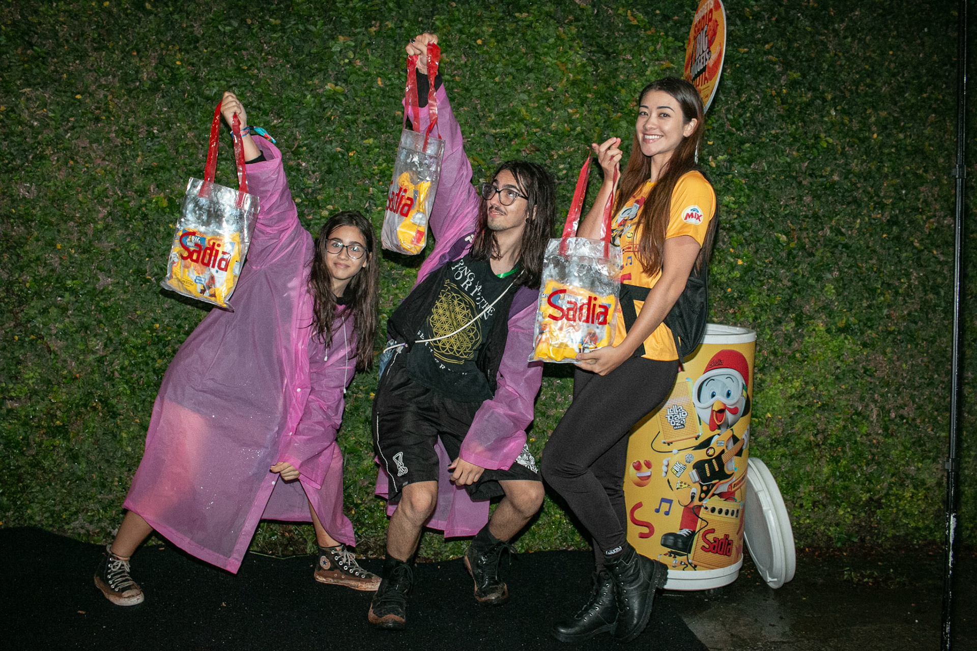 Entrega de brinde Sadia na saída do festival Lollapalooza, promoção Rádio Mix