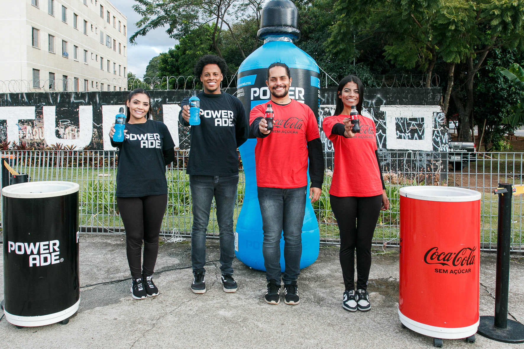Distribuição gratuita dos produtos Coca-Cola Zero e Power Ade, entre a estação Arthur Alvim e o estadio Neo Quimica Arena, antes do jogo Corinthians e Racing, jogo valido pela Copa Sul-Americana 2024, realização da ação R[adio Mix