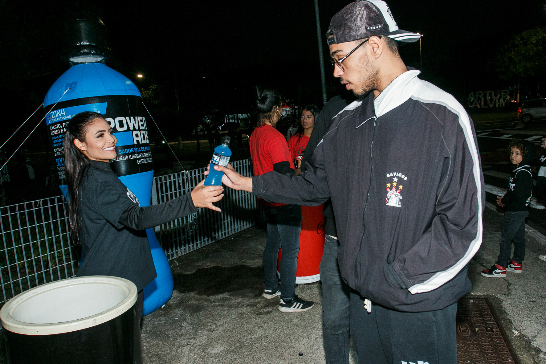 Distribuição gratuita dos produtos Coca-Cola Zero e Power Ade, entre a estação Arthur Alvim e o estadio Neo Quimica Arena, antes do jogo Corinthians e Racing, jogo valido pela Copa Sul-Americana 2024, realização da ação R[adio Mix