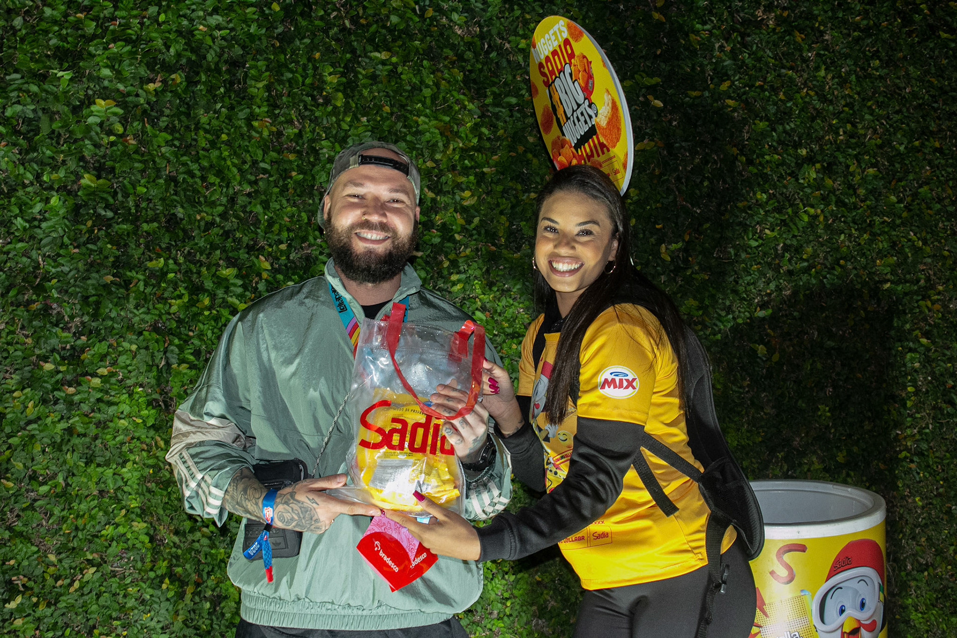 Entrega de brinde Sadia na saída do festival Lollapalooza, promoção Rádio Mix