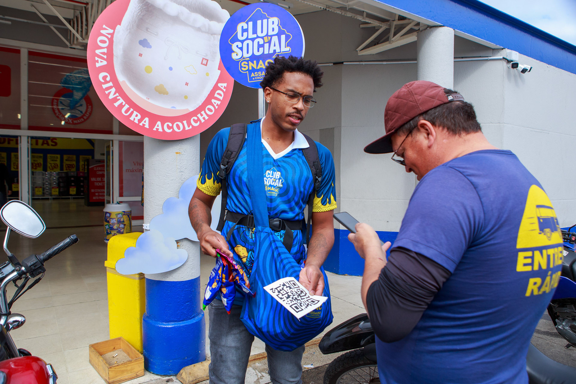 Ação realizada pela rádio Mix de distruição de brinde Clube Social, durante o The Town 2025