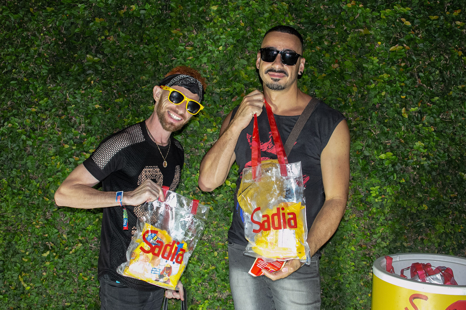 Entrega de brinde Sadia na saída do festival Lollapalooza, promoção Rádio Mix