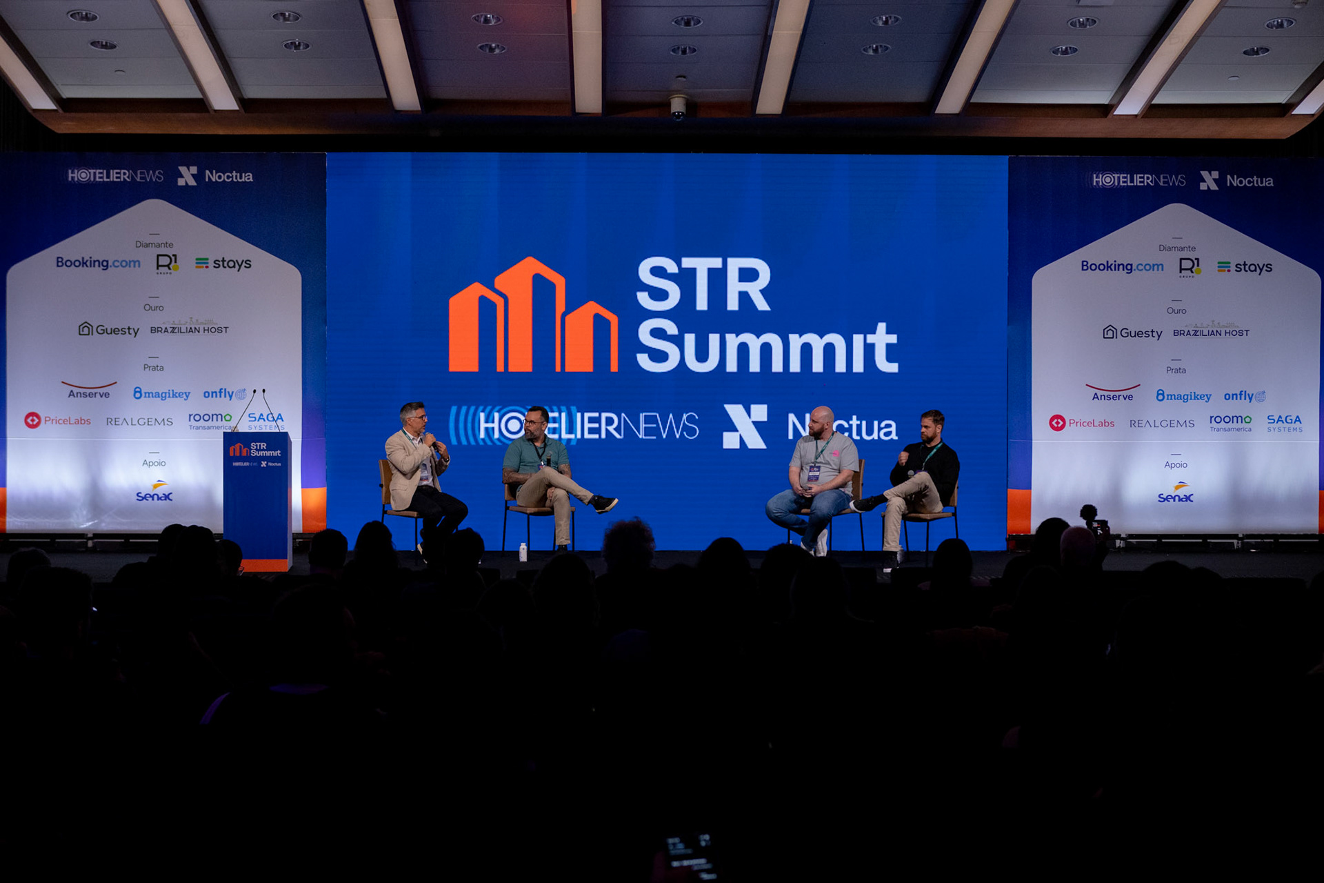 Tecnologia em STR: caminhos para uma operação eficiente Com Felipe Marcondes (Country Manager Brazil da Guesty), Guilherme Andrigueti (CEO da Magikey) e Hugo Guimarães (COO da Stays). Mediação Eduardo Martin (Sócio da Noctua Advisory). - 2º STR Summit - Hotelier News e Noctua Advisory