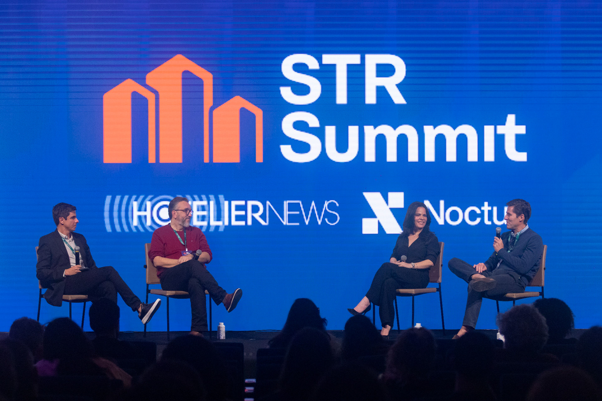 Desenho de produtos e experiências: o que o mercado pede? Rafael Rossi (CEO da Conviva), Nelson Benavides (Regional Manager da Booking) e Ivete Gama (CEO da Apê Smart Studio). Mediação: Renata Cassani (Noctua Advisory). - 2º STR Summit - Hotelier News e Noctua Advisory