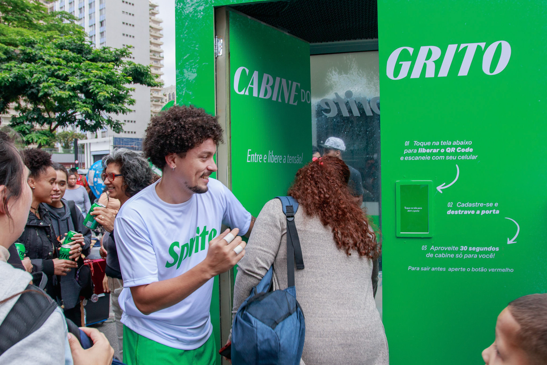 Ação de sampling  e ativação "o Grito" de Sprite na Av. Paulista 1354
