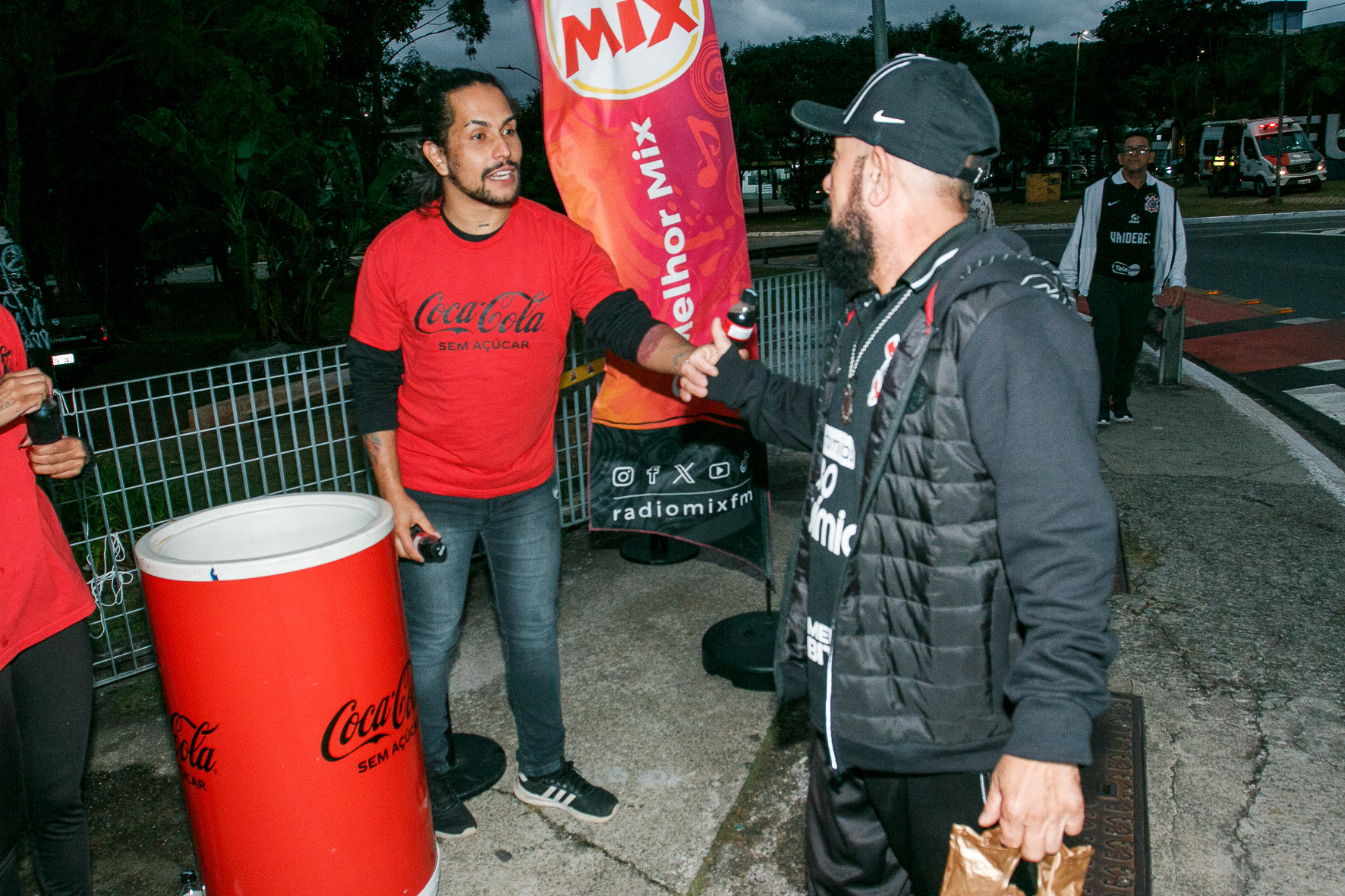 Distribuição gratuita dos produtos Coca-Cola Zero e Power Ade, entre a estação Arthur Alvim e o estadio Neo Quimica Arena, antes do jogo Corinthians e Racing, jogo valido pela Copa Sul-Americana 2024, realização da ação R[adio Mix