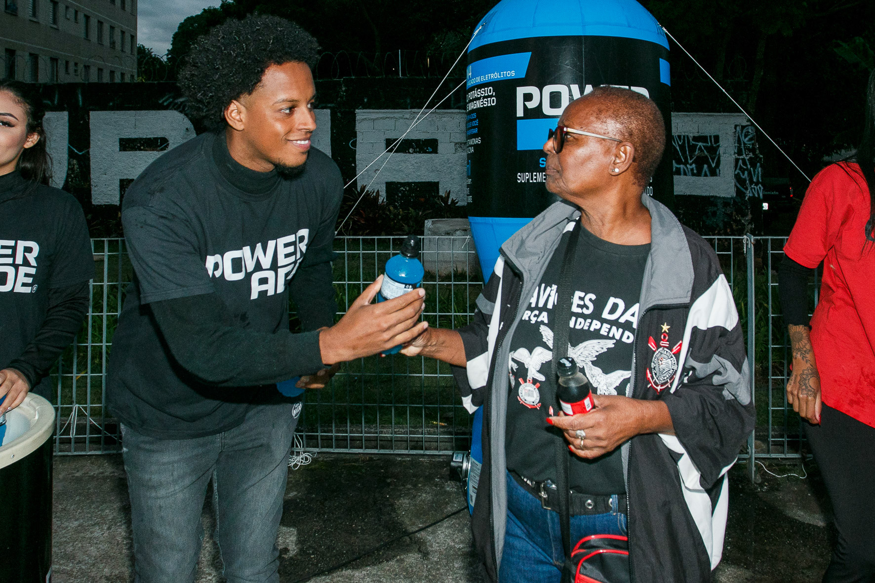 Distribuição gratuita dos produtos Coca-Cola Zero e Power Ade, entre a estação Arthur Alvim e o estadio Neo Quimica Arena, antes do jogo Corinthians e Racing, jogo valido pela Copa Sul-Americana 2024, realização da ação R[adio Mix