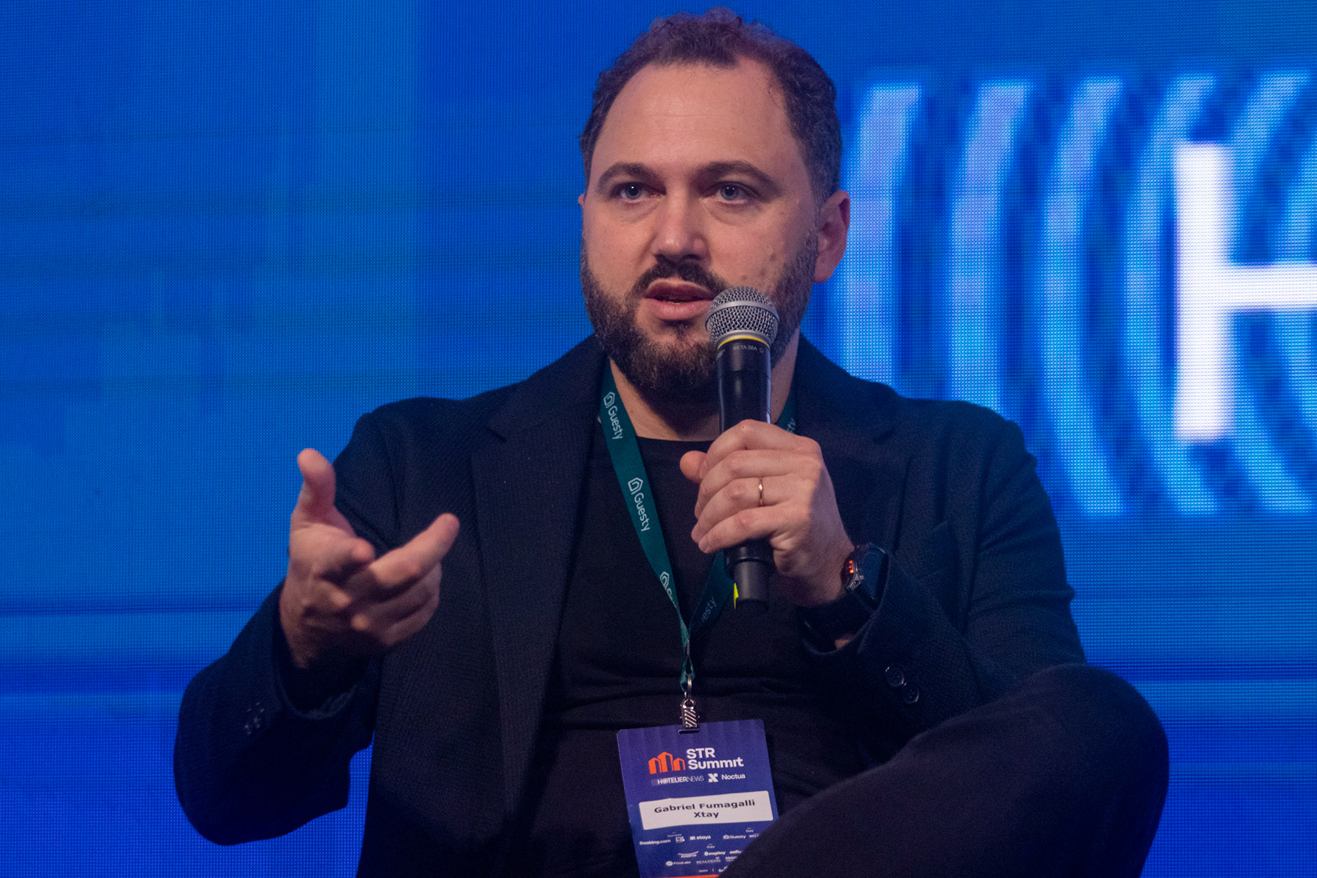 Distribuição e fidelização de clientes: como ampliar as vendas diretas? Allan Sztokfisz (CEO do Charlie), Gabriel Fumagalli (CEO da Xtay) e Ana Carolina Fusquine (VP de Marketing &amp; Vendas da Lestbook). Mediação Gustavo Syllos (Sócio da Forma &amp; Conteúdo Marketing e Distribuição). - 2º STR Summit - Hotelier News e Noctua Advisory