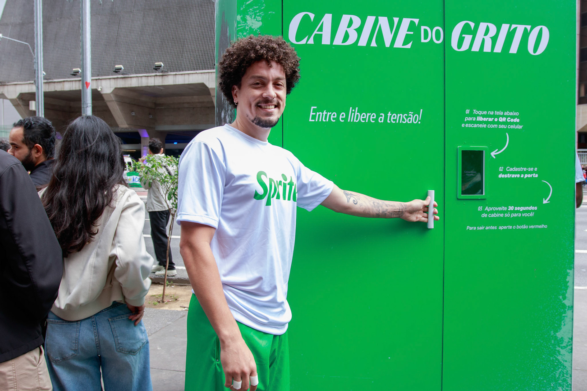 Ação de sampling  e ativação "o Grito" de Sprite na Av. Paulista 1354