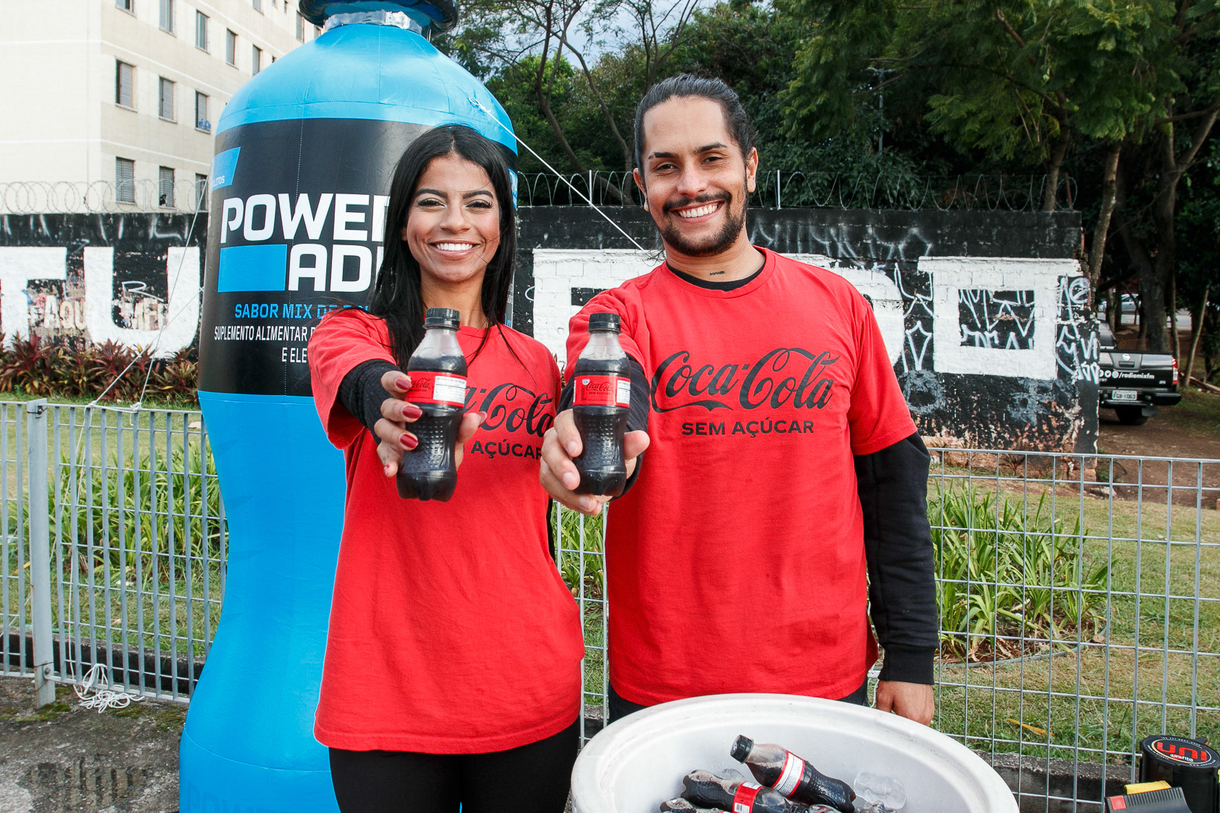 Distribuição gratuita dos produtos Coca-Cola Zero e Power Ade, entre a estação Arthur Alvim e o estadio Neo Quimica Arena, antes do jogo Corinthians e Racing, jogo valido pela Copa Sul-Americana 2024, realização da ação R[adio Mix