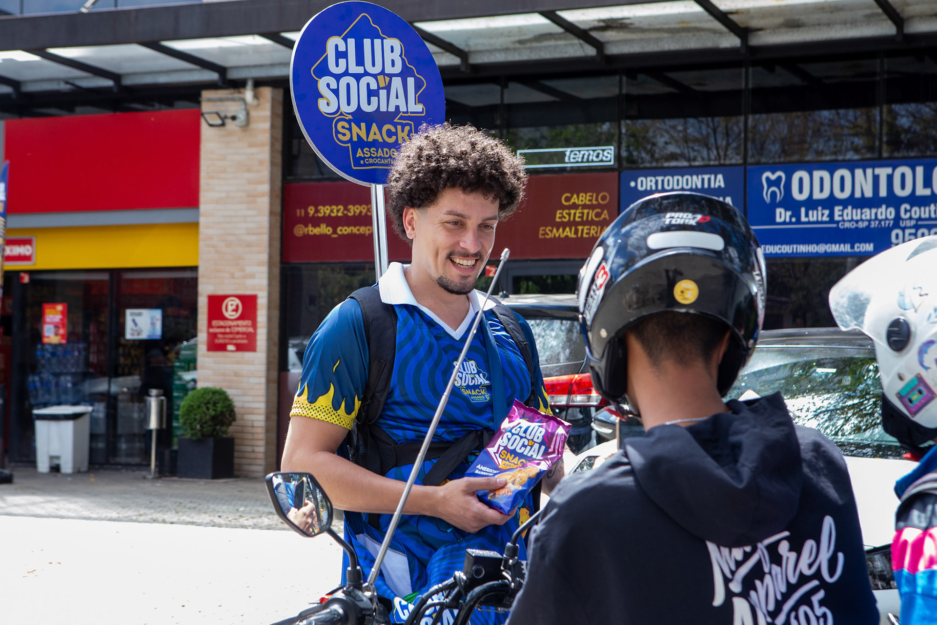 Ação Clube Social no Oxxo Miguel Yunes, durante o perido do festival The Town 2025. Produção Rádio Mix