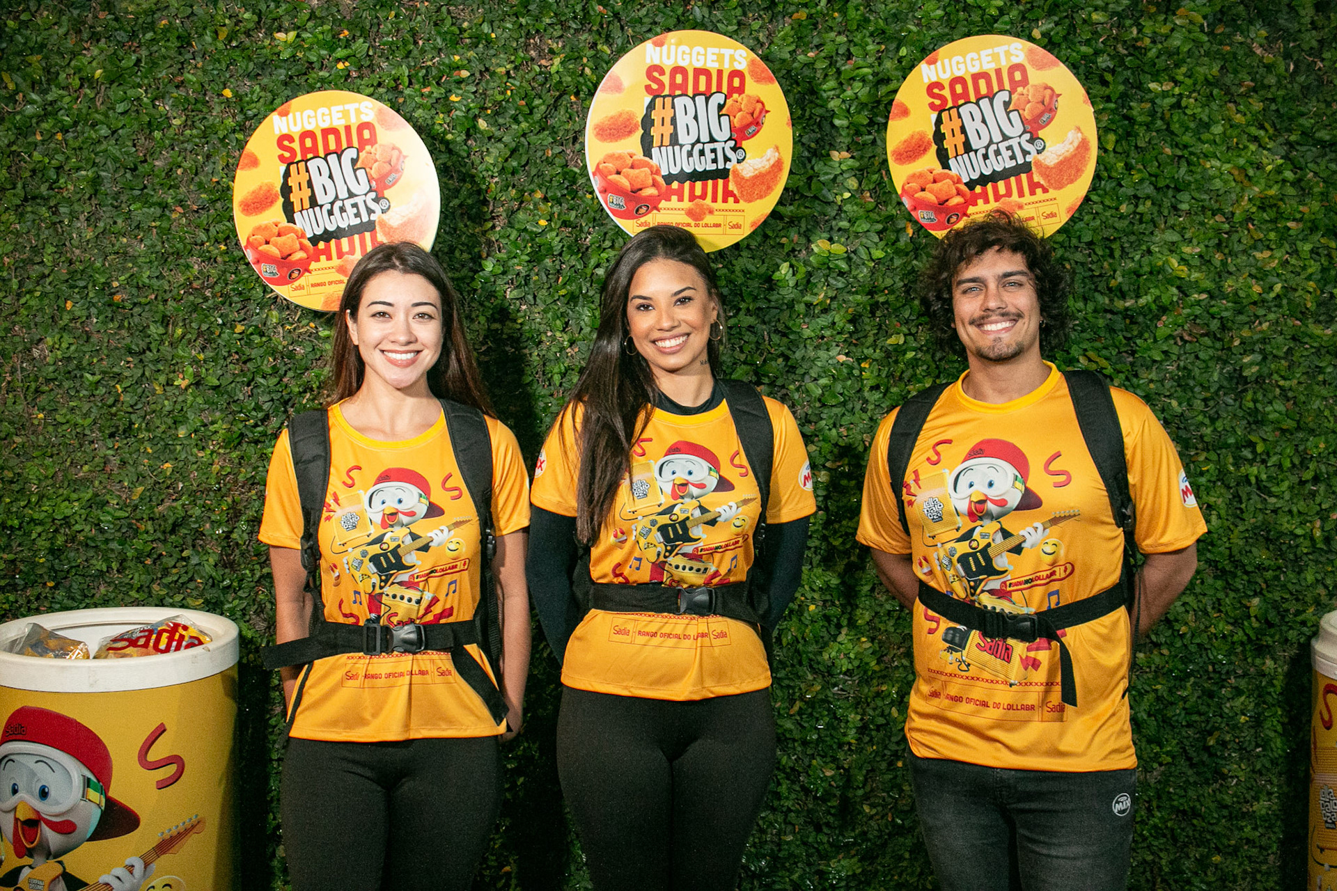 Entrega de brinde Sadia na saída do festival Lollapalooza, promoção Rádio Mix