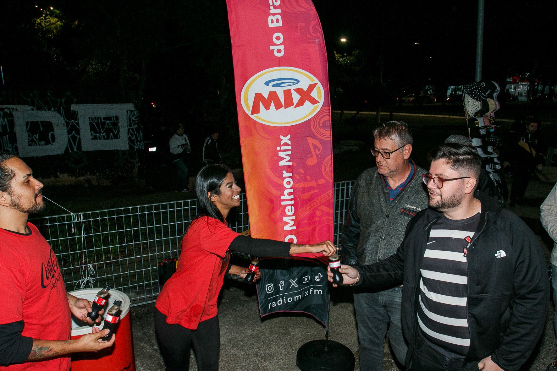 Distribuição gratuita dos produtos Coca-Cola Zero e Power Ade, entre a estação Arthur Alvim e o estadio Neo Quimica Arena, antes do jogo Corinthians e Racing, jogo valido pela Copa Sul-Americana 2024, realização da ação R[adio Mix
