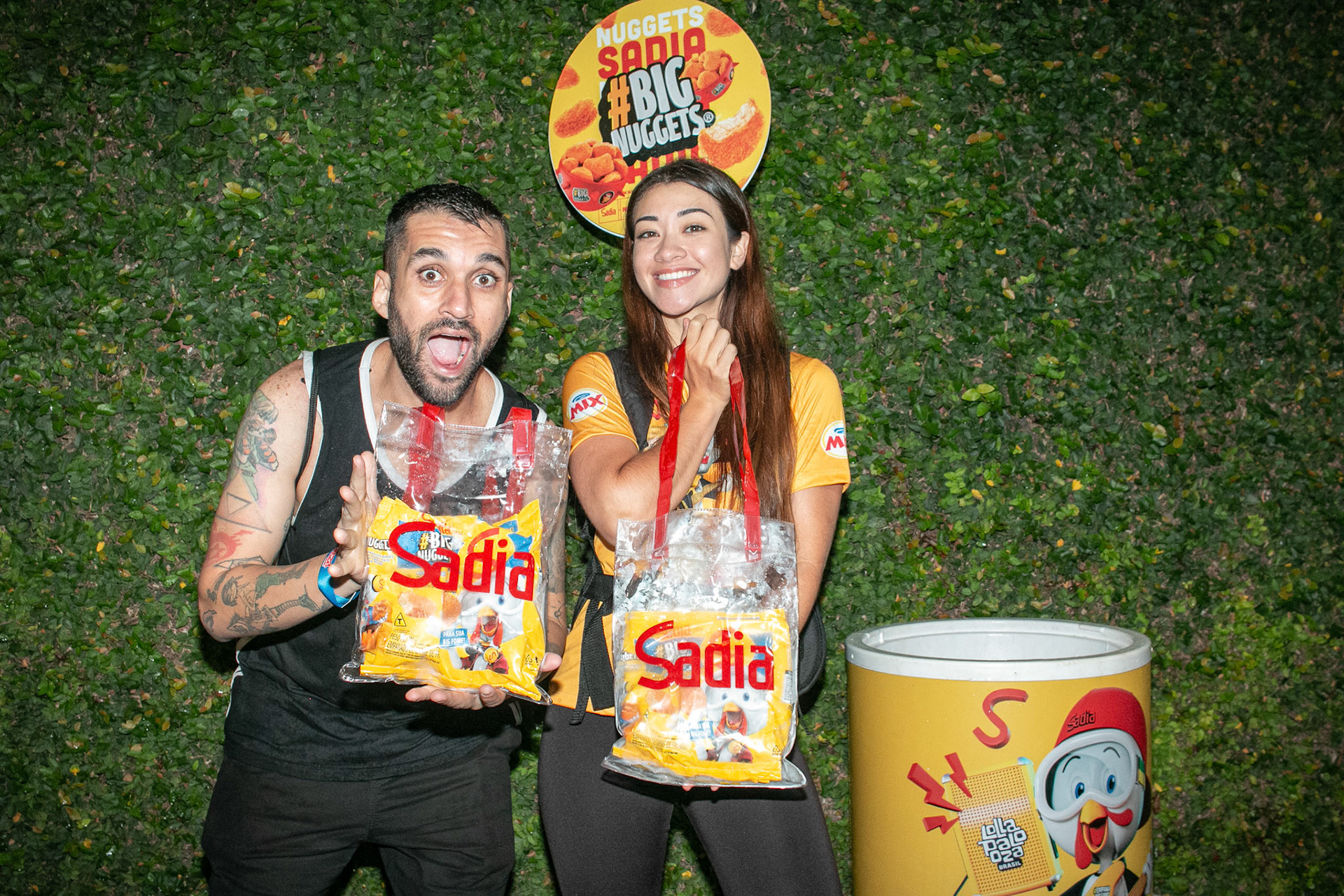 Entrega de brinde Sadia na saída do festival Lollapalooza, promoção Rádio Mix