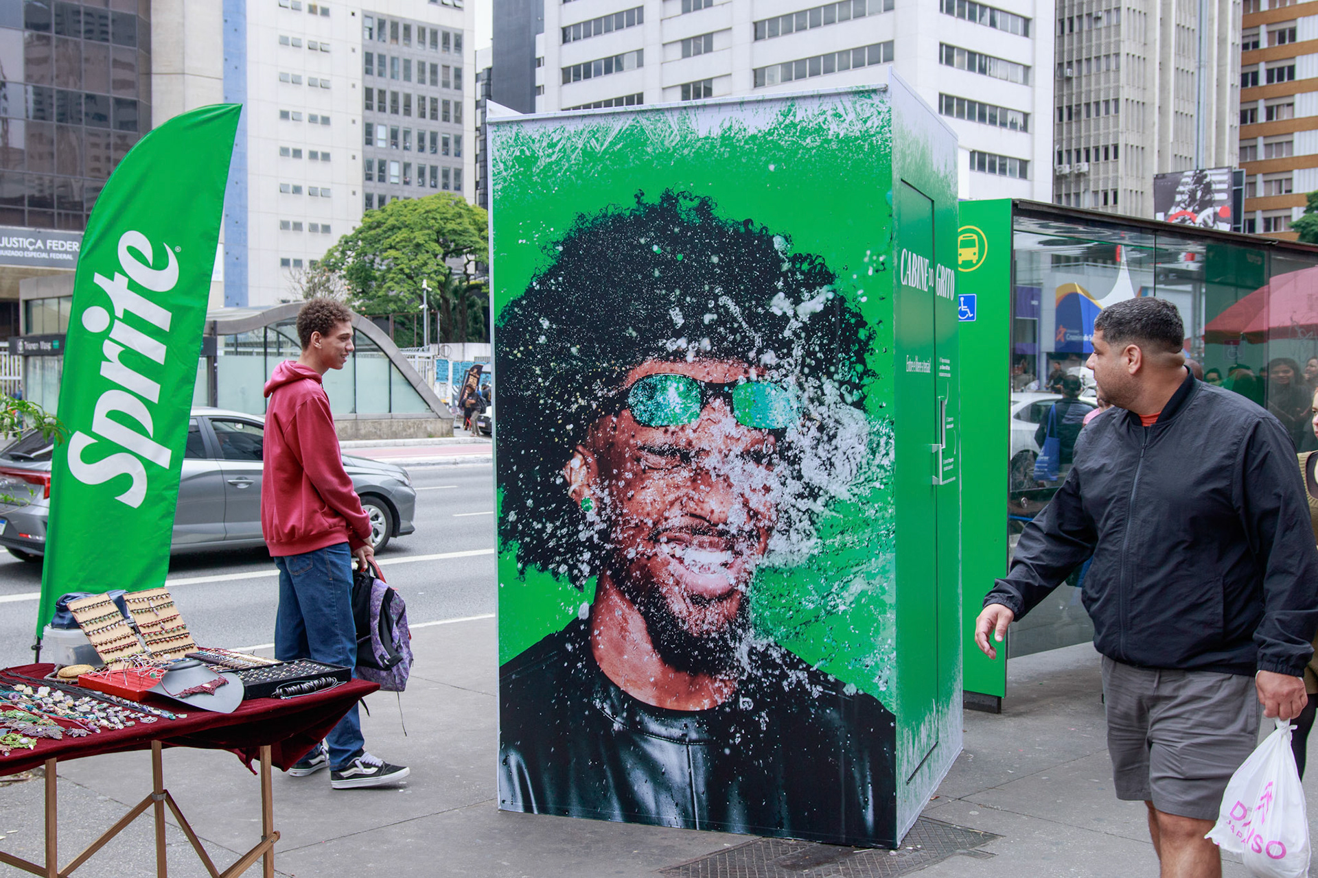 Ação de sampling  e ativação "o Grito" de Sprite na Av. Paulista 1354