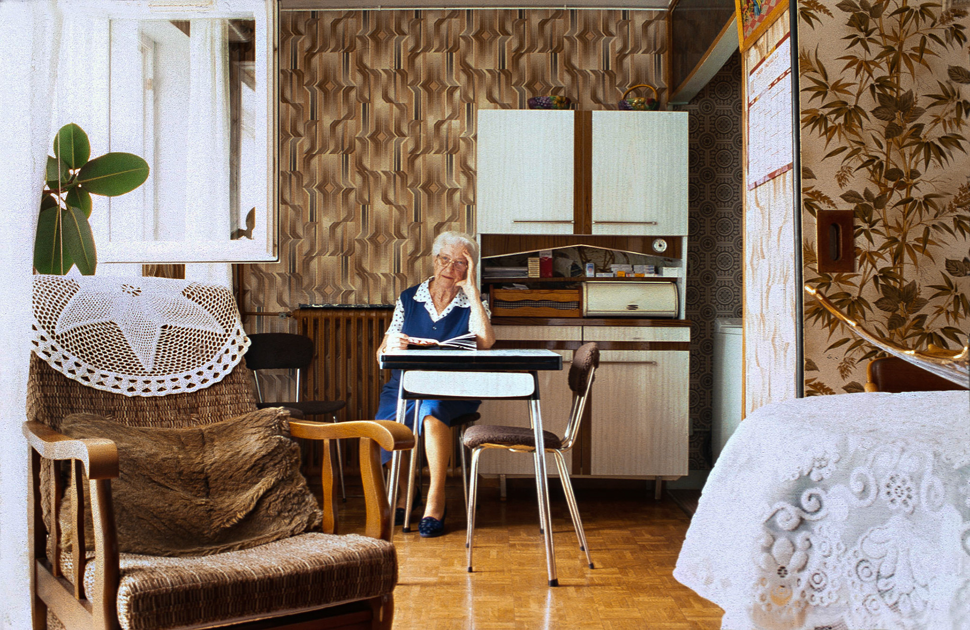 Mme Barraux habite cet appartement depuis la construction de la cité. Elle s'y sent bien et ne partirait pour rien au monde. Elle est très entourée par son voisinage qui s'occupe, notamment, de ses courses puisqu'elle ne conduit pas.