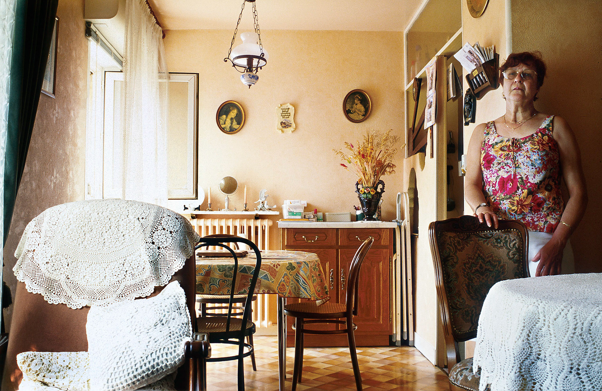 Madame Lecuyer vit seule dans son appartement qu'elle a fait refaire il ya maintenant plus de trois ans.