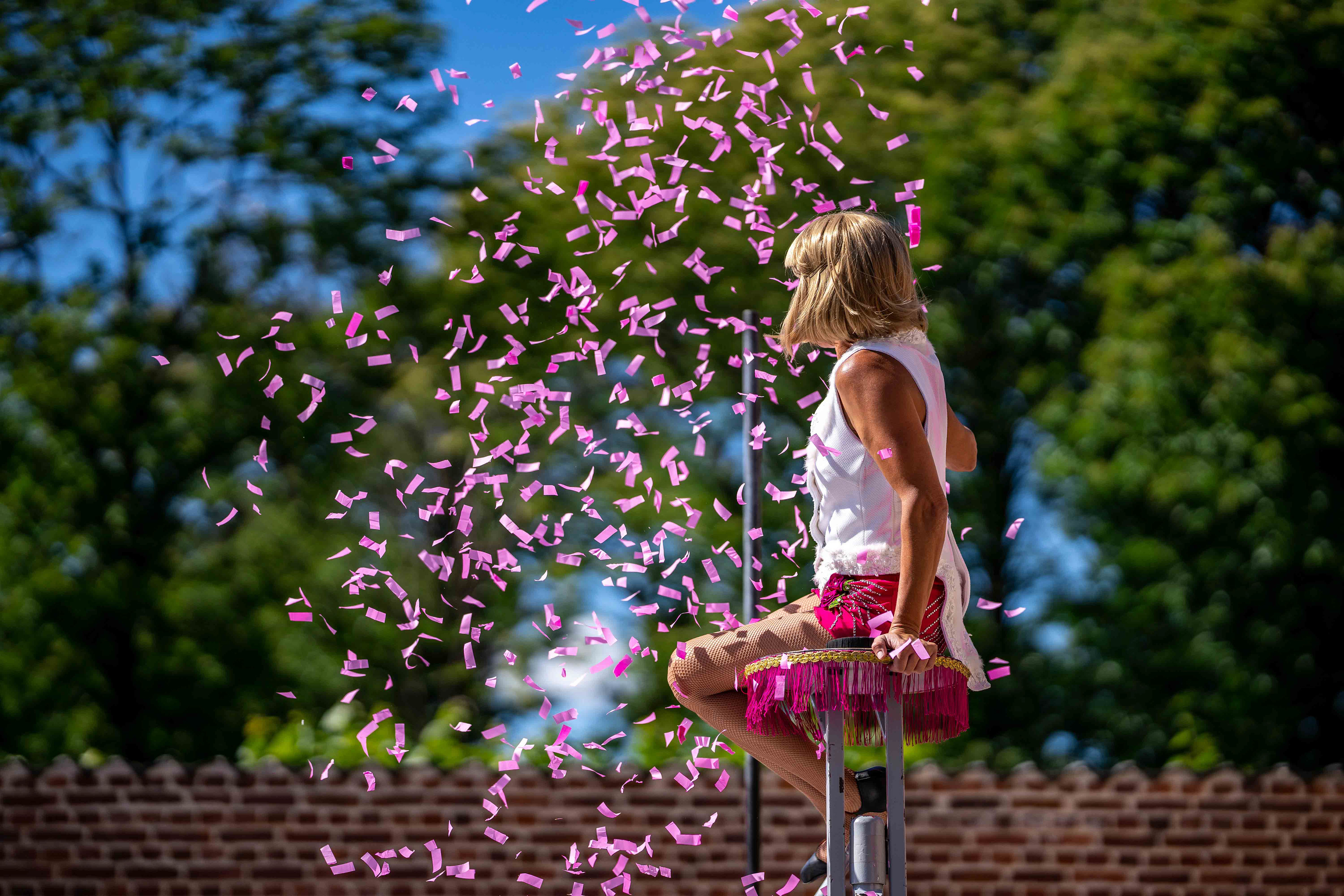 Guga et un feu d'artifice de confettis
