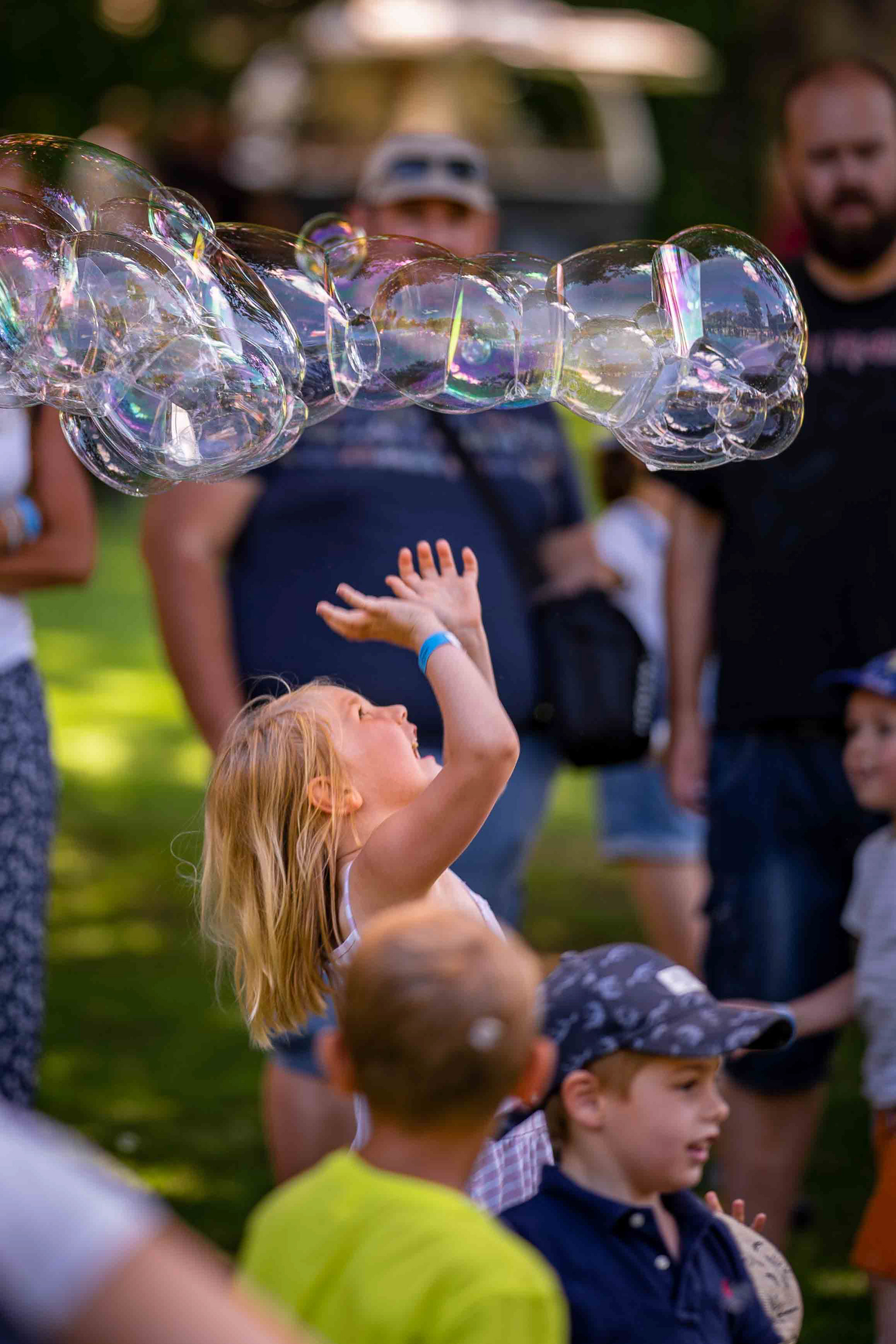 Les enfants merveilleux par des bulles de savon géantes.