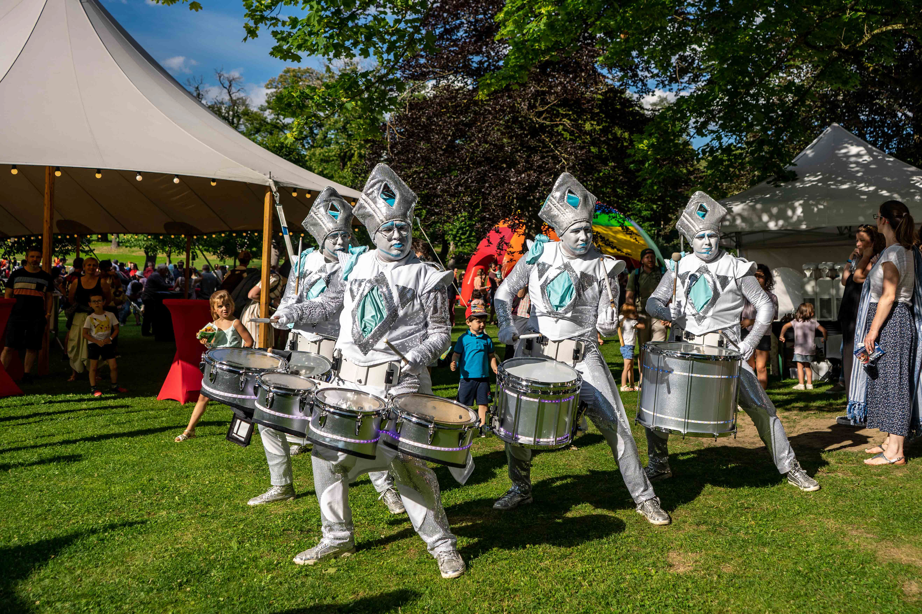 Moz Drum, un cocktail détonnant de percussions, déambule dans le jardin du Château de Jehay.