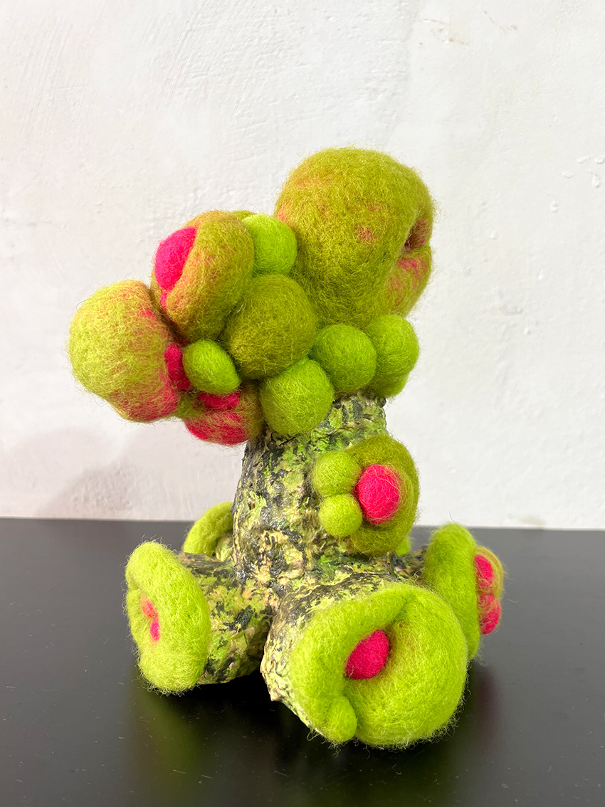 "Herpessimplexlabialis", Pappmachee, Acrylfarbe, Filzwolle, Puppenauge, ca. 16 x 18 x 23 cm