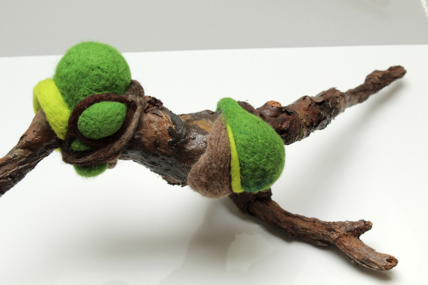 "Amazone", 2023, Wolle und Holz, 27 x 78 x 30 cm (h x b x t)