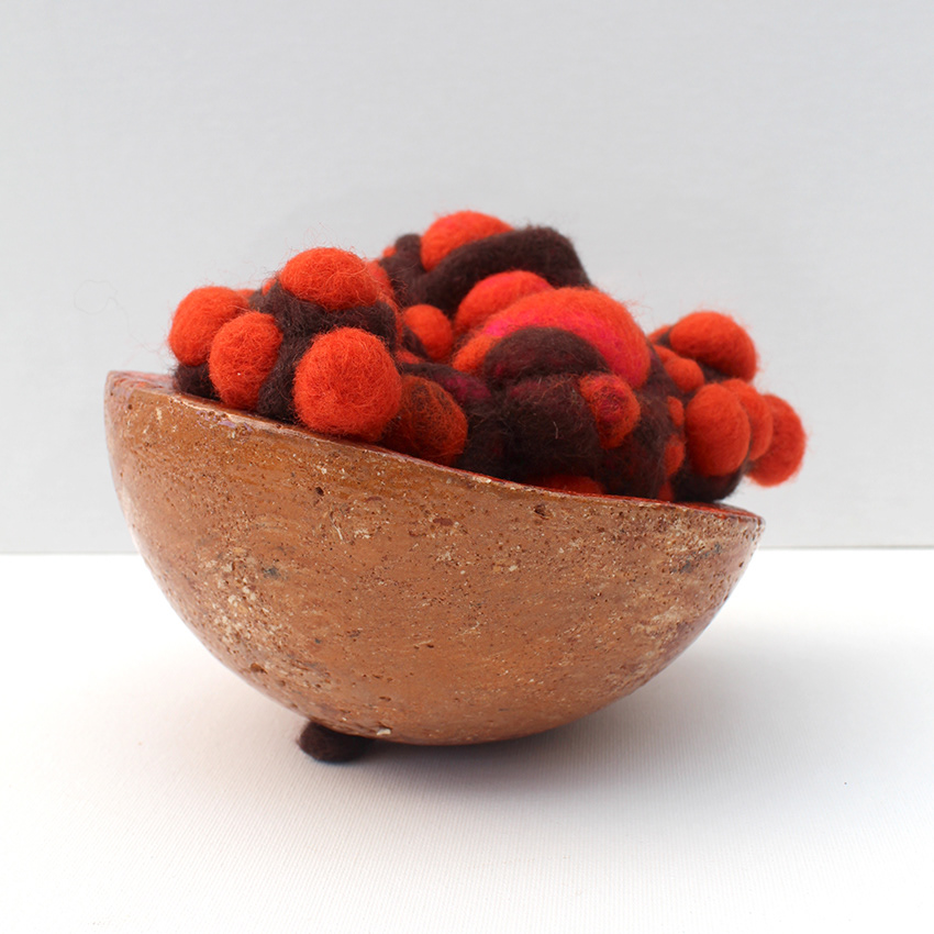 "Punica", 2024, Keramik und Wolle, 13 x 16 x 18 cm