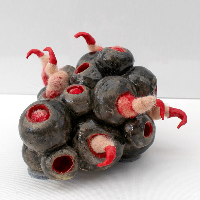 "Animalia", 2024, Keramik und Wolle, 11 x 16 x 16 cm