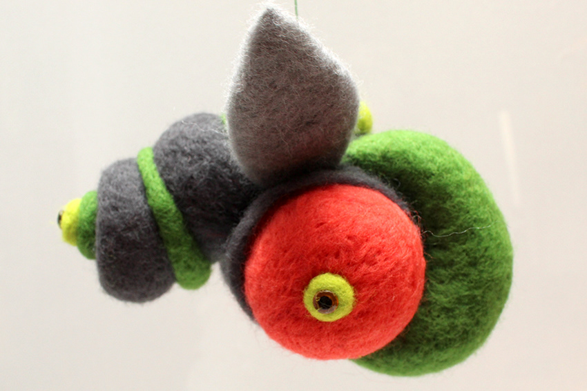 "Bombus", 2023, Wolle und Glasaugen, Höhe ca. 30 cm
