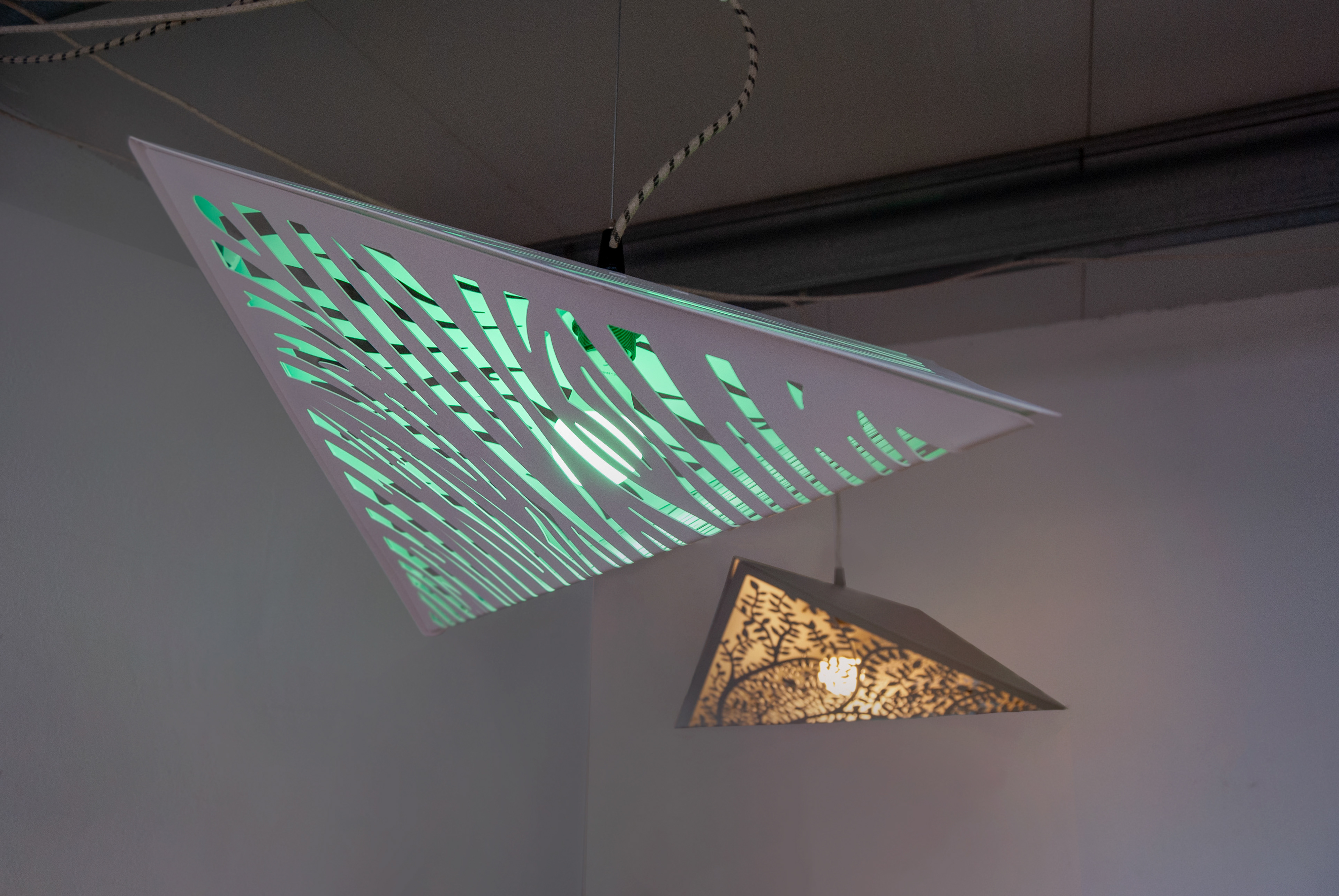 Muestra de los acabados en acero con distintas iluminaciones RGB