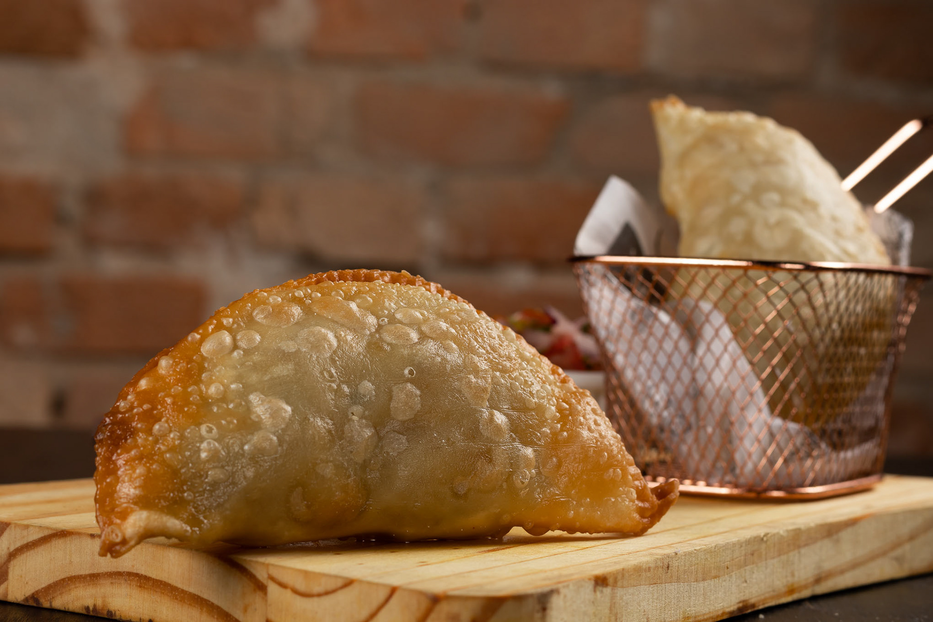 fotografia de pastel de perfil e pastel no cesto, bar Los Amigos 13