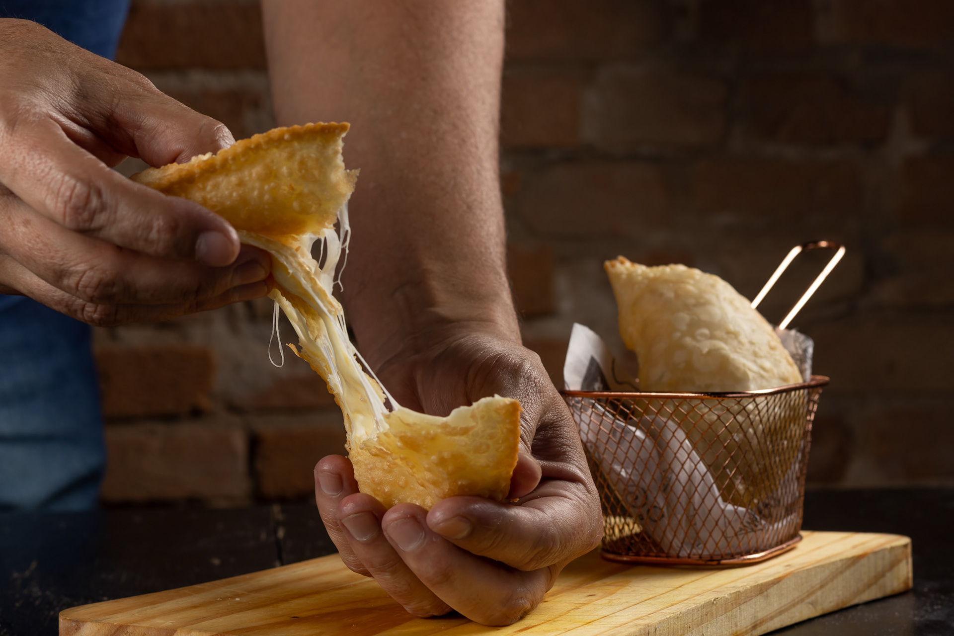 Fotografia abrindo um pastel de queijo, bar Los Amigos 13