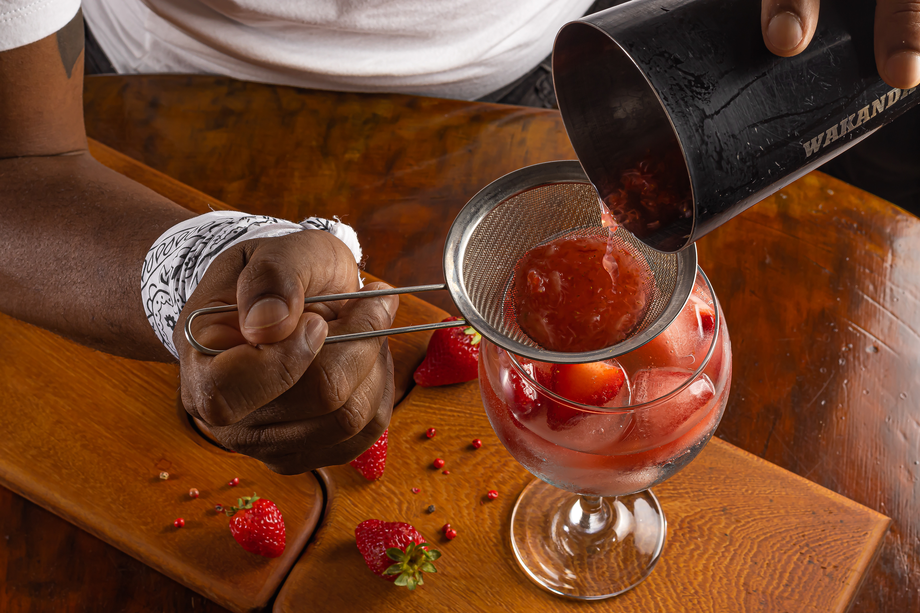 Foto peneirando drink para taça.