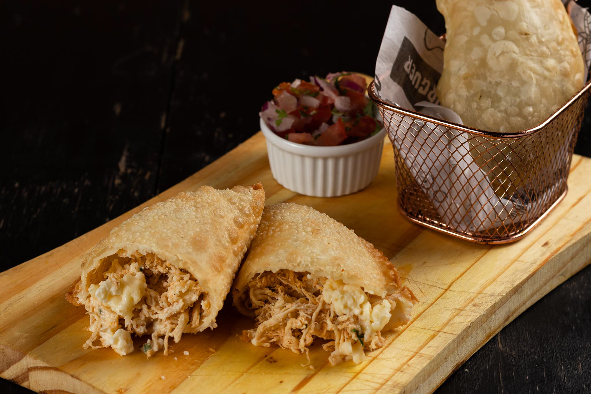 Foto de pastel de queijo com frango e pastel no cesto, bar Los Amigos 13