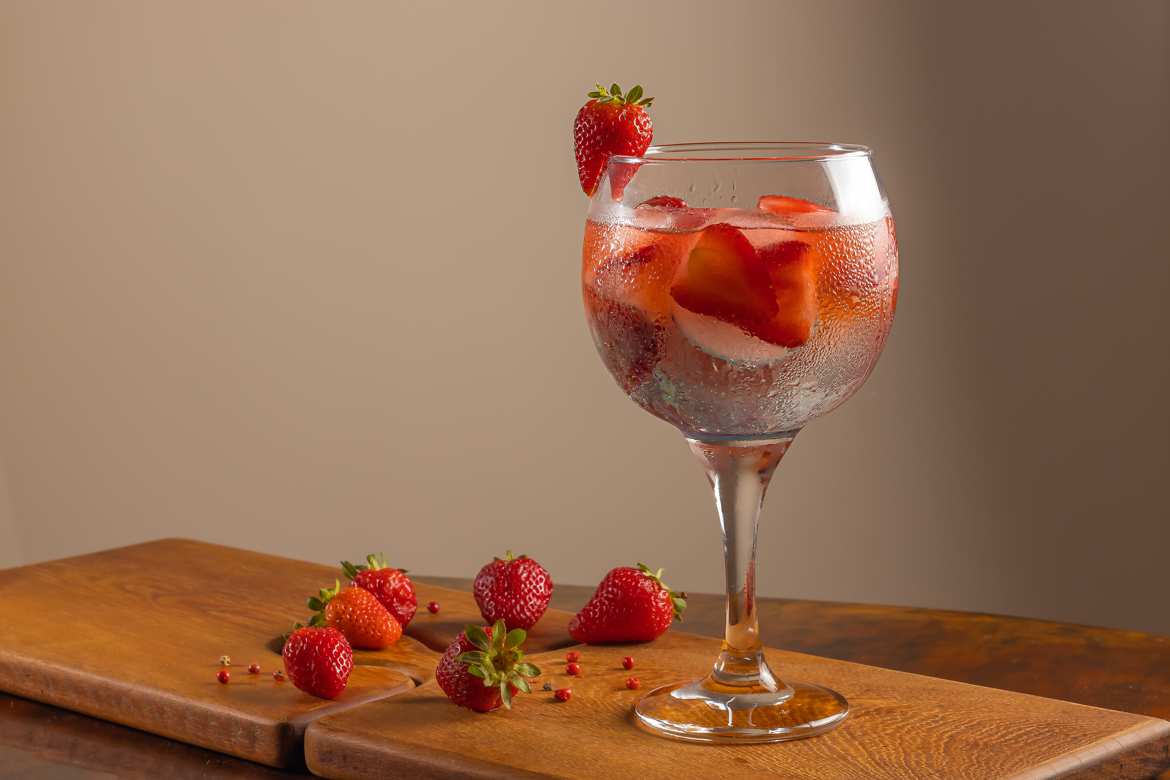 Foto de coquetel de gin com morango, vista frontal