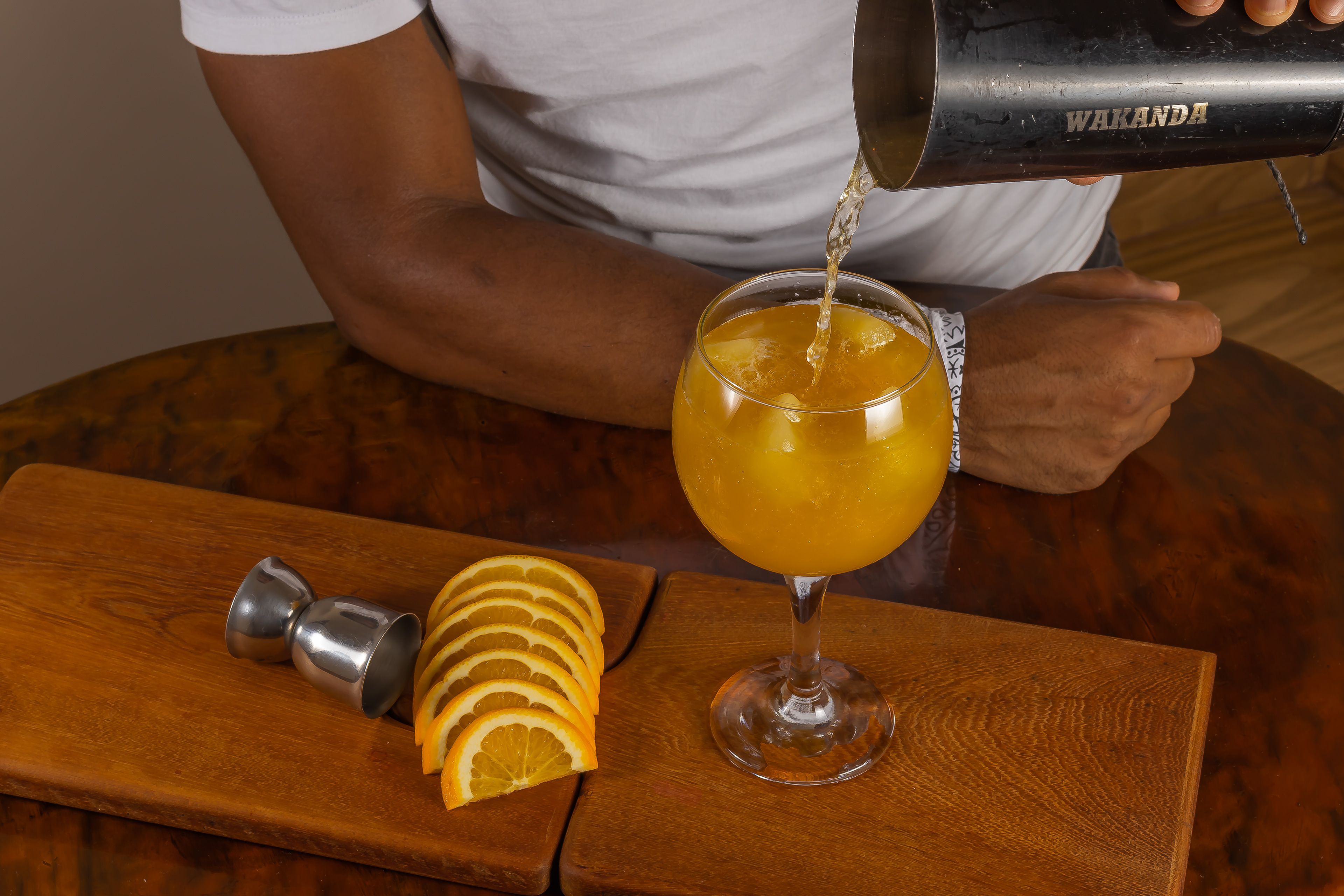 foto colocando gin  na taça.