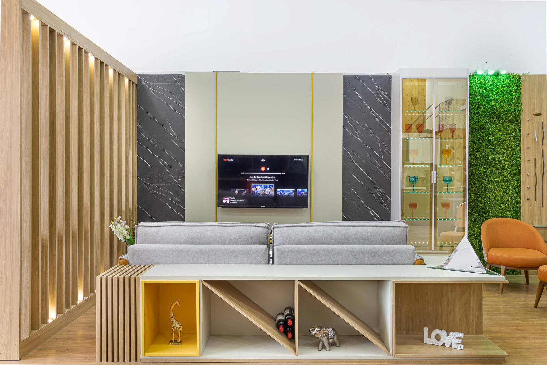 Fotografia frontal de sala em moveis planejados.