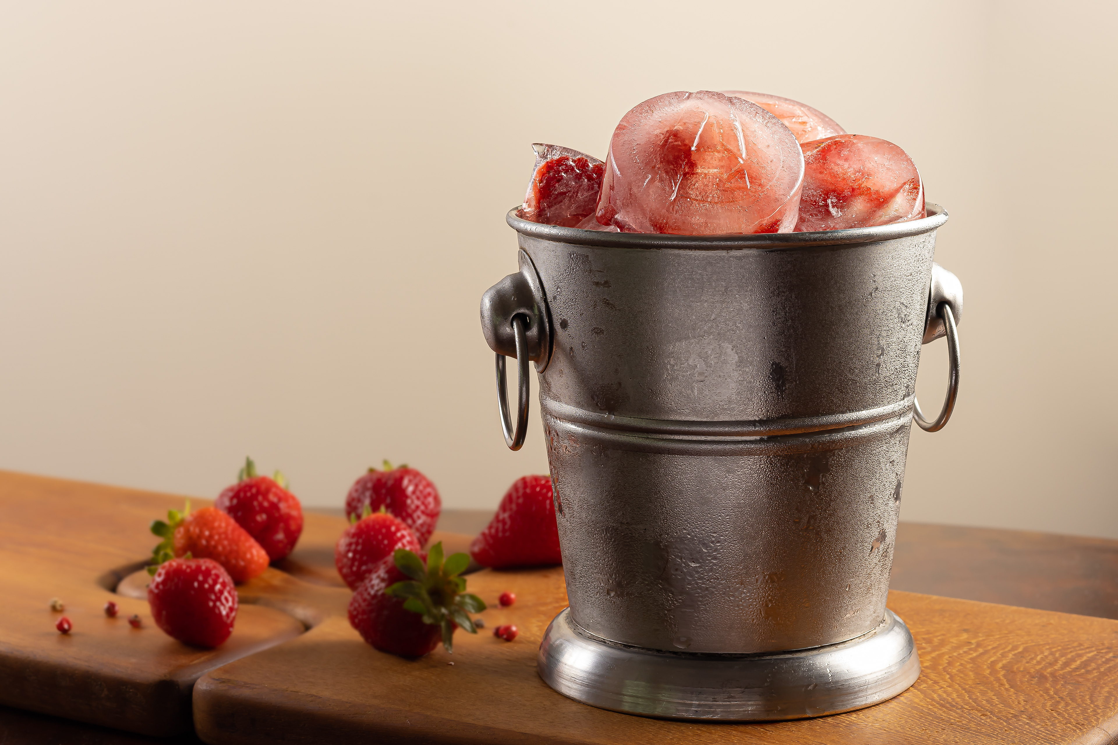 Foto de balde com gelos personalizados, vista frontal.