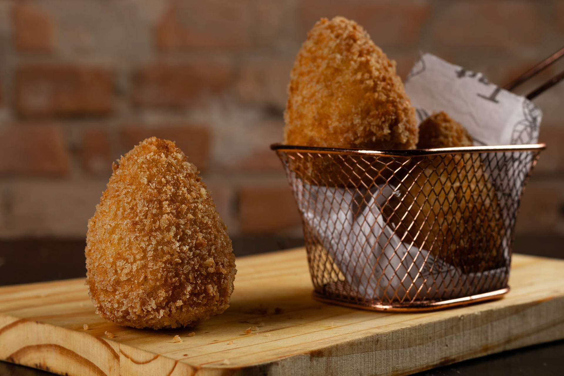 Fotografia de coxinha e cesto, bar Los Amigos 13