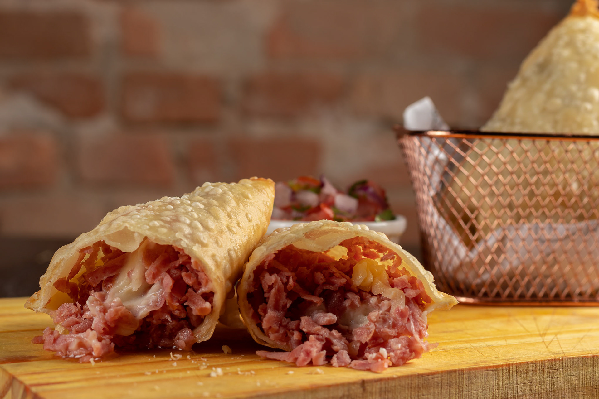 Fotografia de pastel de calabresa com queijo aberto, bar Los Amigos 13