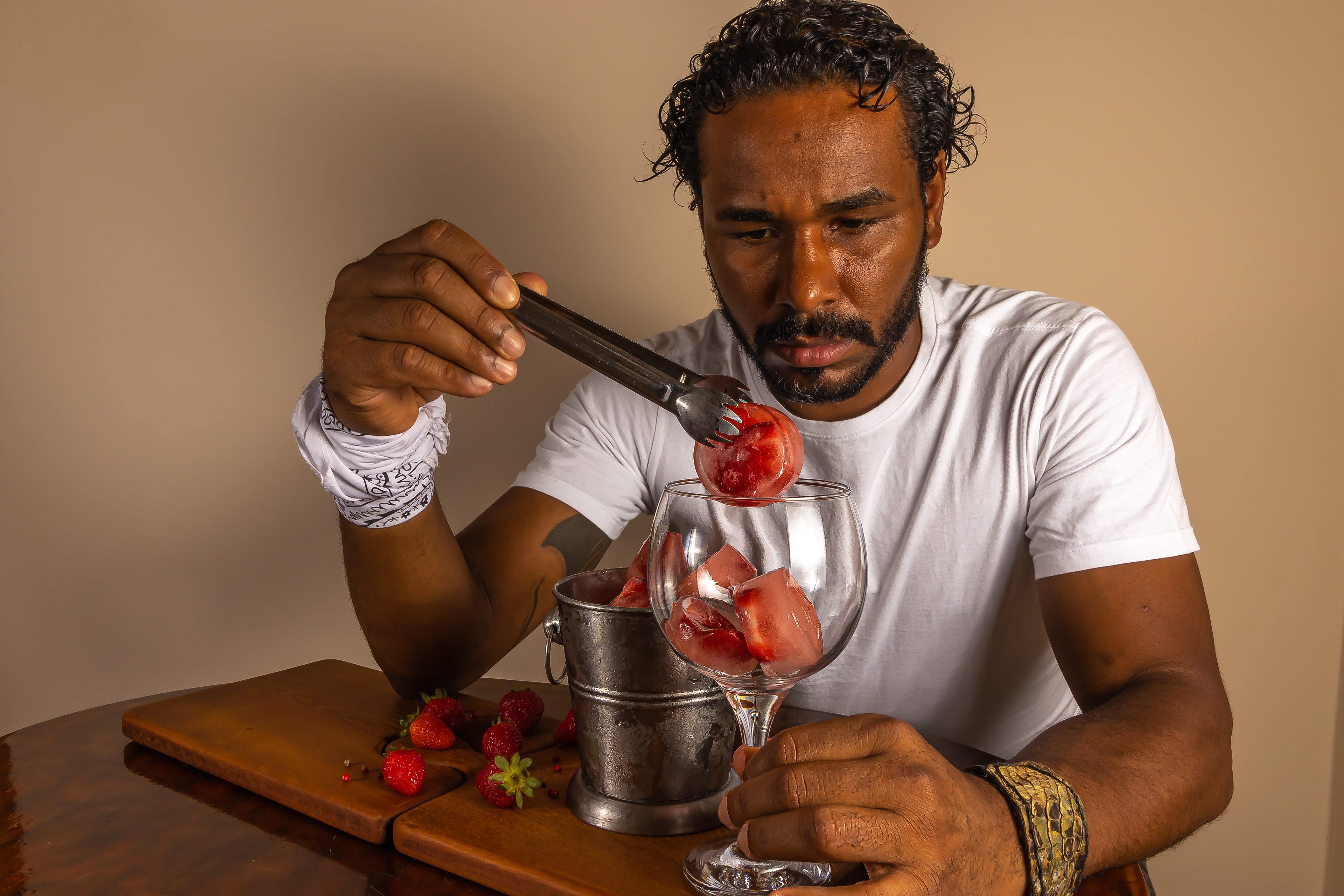 Barman montando taça de drink