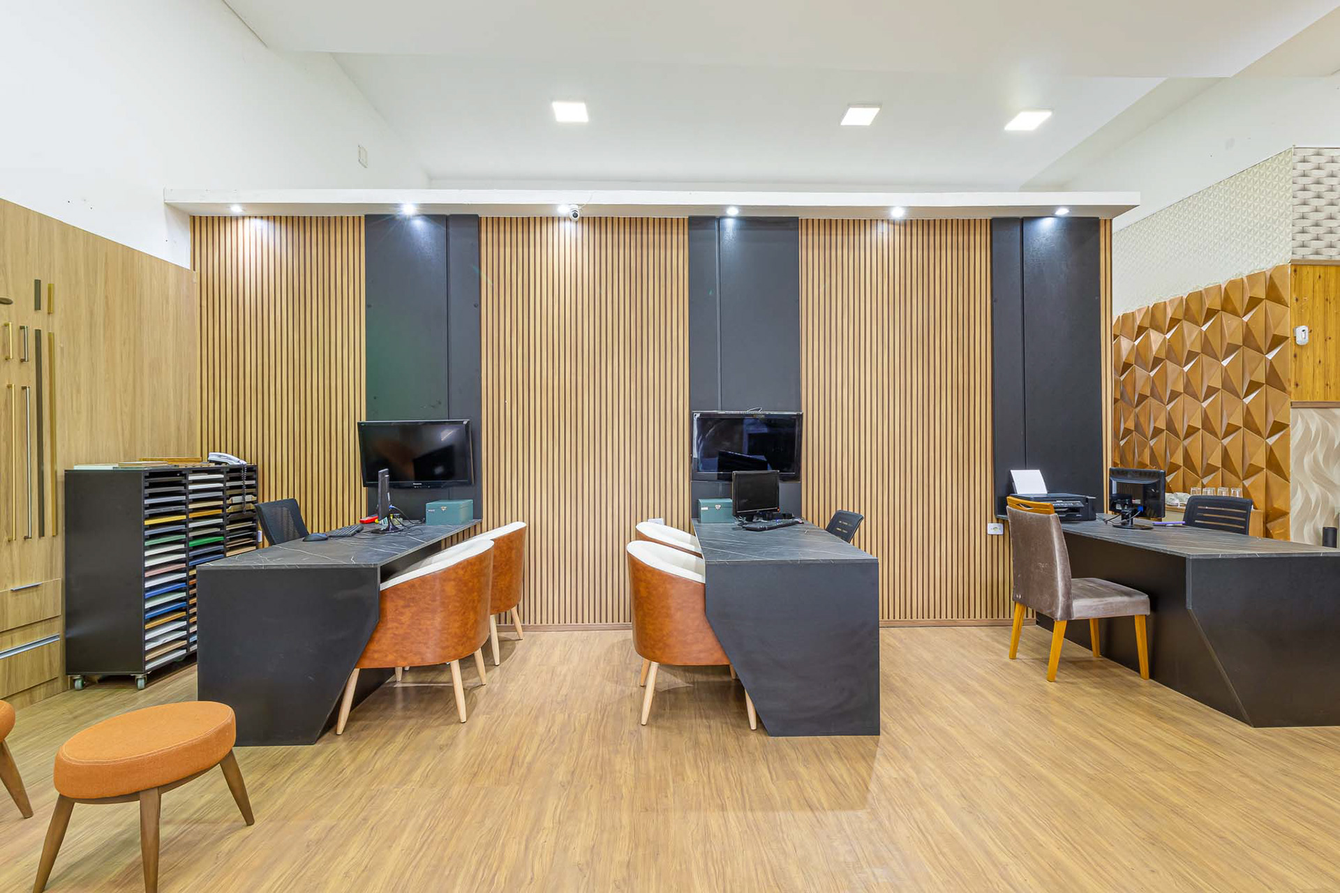 Fotografia de home office, e área de atendimento.